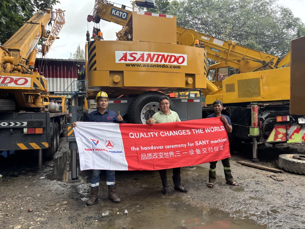 Tim operator dan rigger crane 25 ton sedang melaksanakan safety briefing K3 sebelum operasional lifting