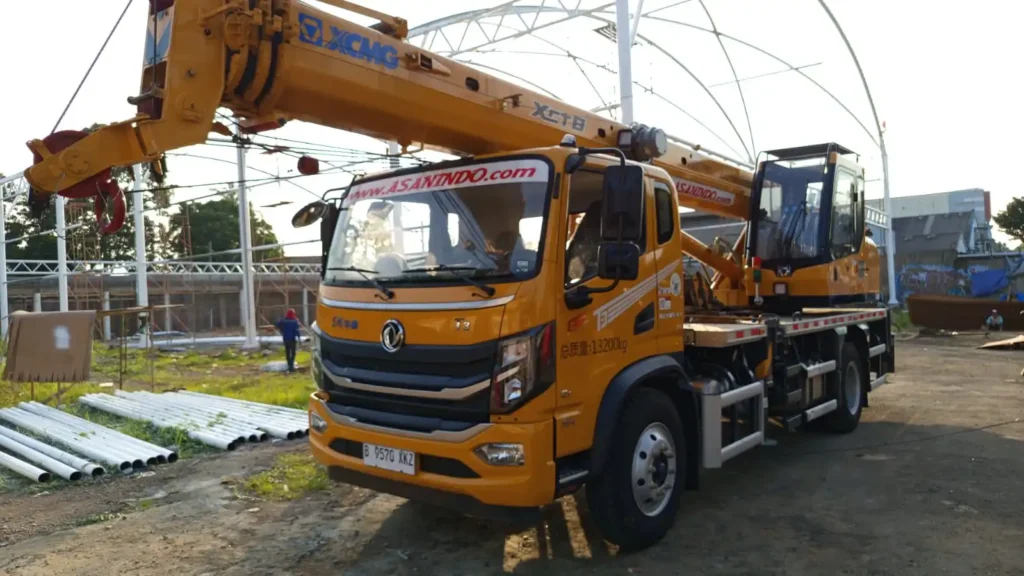 Crane 8 ton beroperasi di area sempit dan gang terbatas yang tidak bisa diakses crane besar di wilayah Jabodetabek