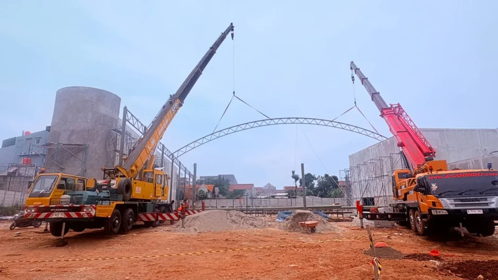 The 50-ton mobile crane unit from the Rentalcranejabodetabek.com fleet is in excellent condition and ready for operation on construction projects in Jabodetabek.