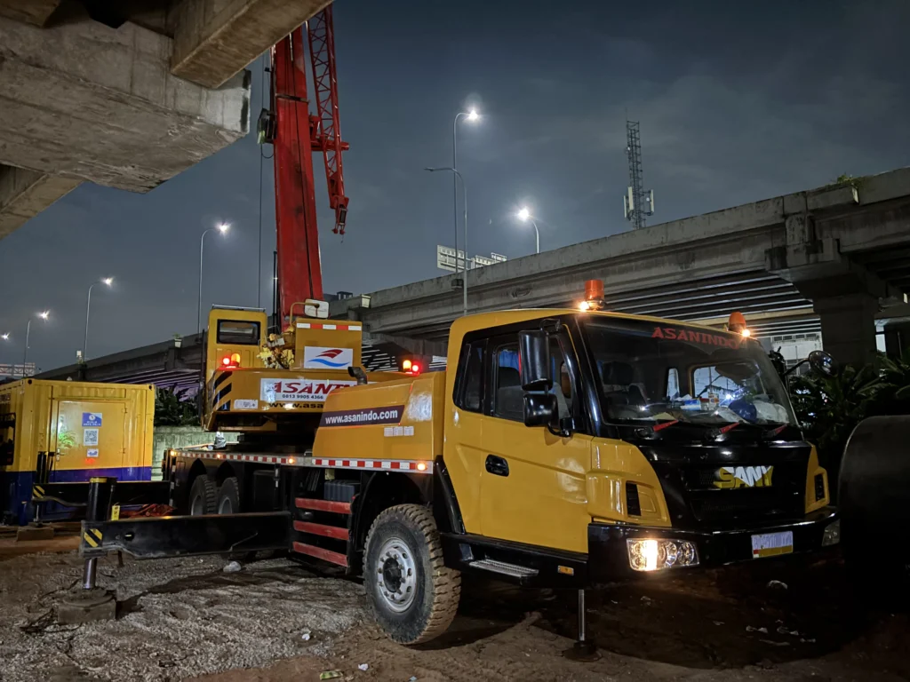 rane pelabuhan beroperasi di malam hari mendukung operasional bongkar muat 24 jam di dermaga Jakarta