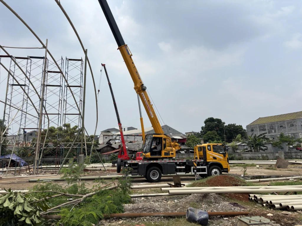 Crane 8 ton dengan boom diperpanjang menunjukkan jangkauan vertikal yang cukup untuk pekerjaan renovasi dan pemasangan billboard di Jabodetabek