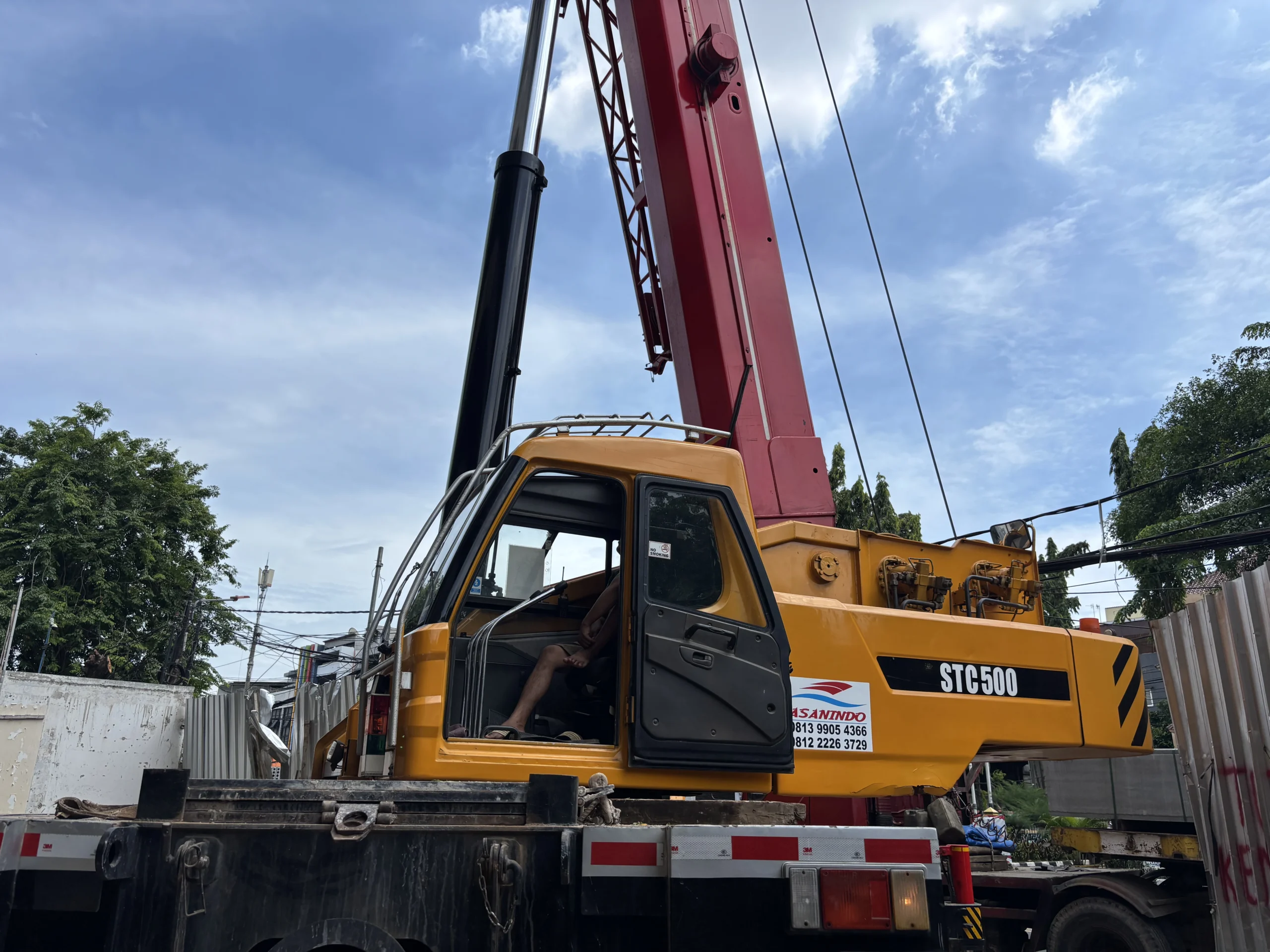 Unit crane Rentalcranejabodetabek.com beroperasi di area pelabuhan Jakarta - bersertifikat SIO dan SILO valid untuk masuk area JICT