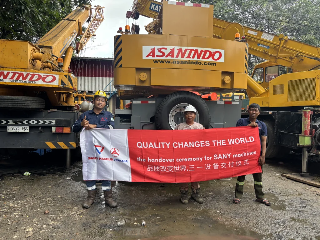 The operator and rigger team of a 50-ton crane conduct a K3 (Occupational Health and Safety) safety briefing before starting heavy lifting operations at the Jabodetabek project site.