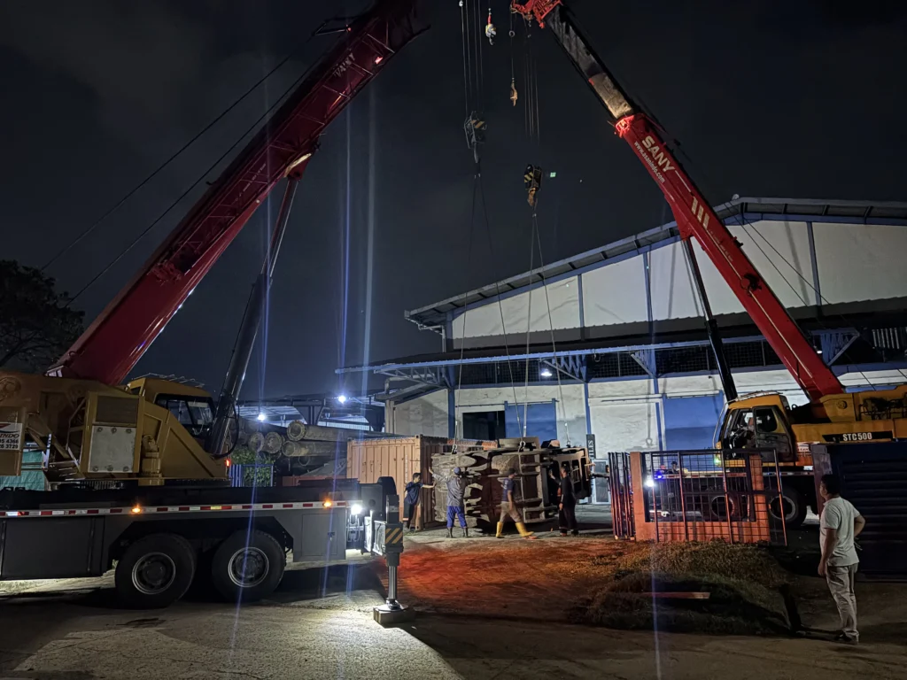 Unit crane Rentalcranejabodetabek.com sedang beroperasi di area JICT Jakarta International Container Terminal dengan sertifikasi SIO dan SILO lengkap
