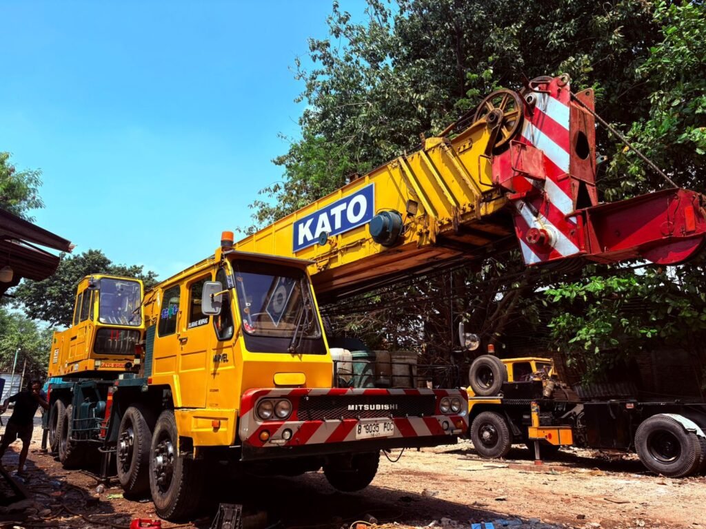 Mobile crane bongkar muat di dermaga pelabuhan Jakarta