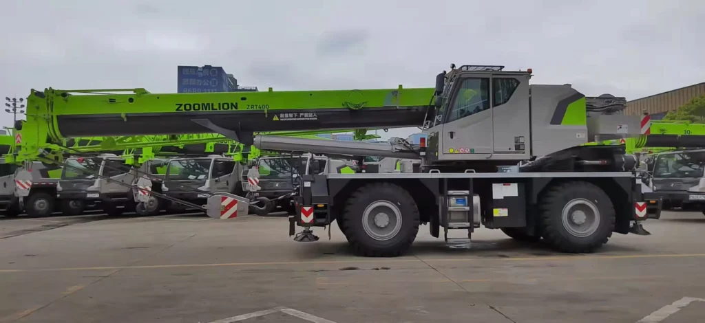Rough terrain crane ban off-road di medan tidak rata area terpencil