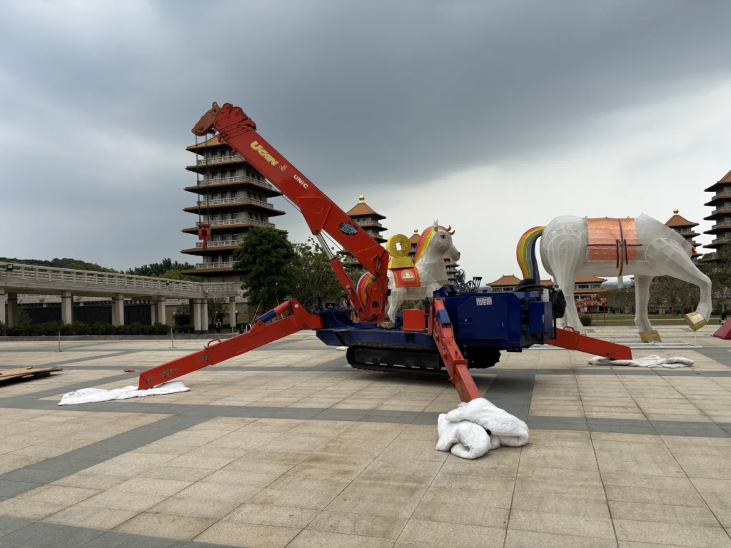Mini crane atau spider crane dengan kaki adjustable beroperasi di dalam gedung dan ruang sempit yang tidak bisa diakses crane konvensional