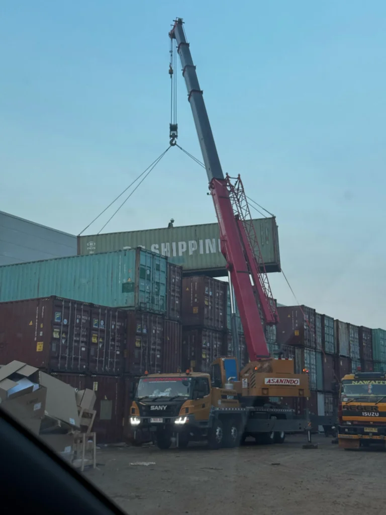 Faktor-faktor yang mempengaruhi kapasitas efektif crane termasuk ketinggian angkat kondisi angin dan metode rigging pada pekerjaan lifting