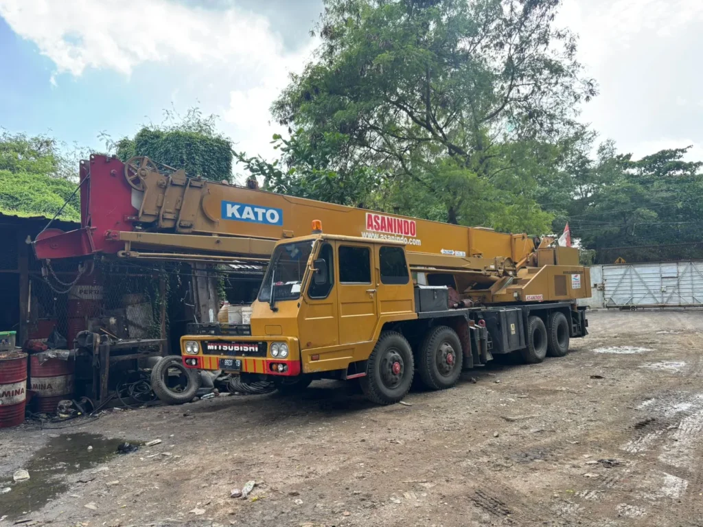 Comparison of daily shift-based crane rental versus monthly contracts to optimize construction project budgets in Jabodetabek