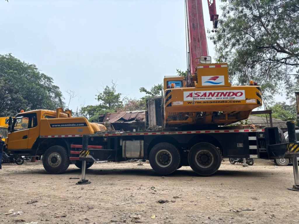 Guide to selecting the right crane capacity for installing telecommunication BTS towers and transmitter towers at various heights in Jabodetabek