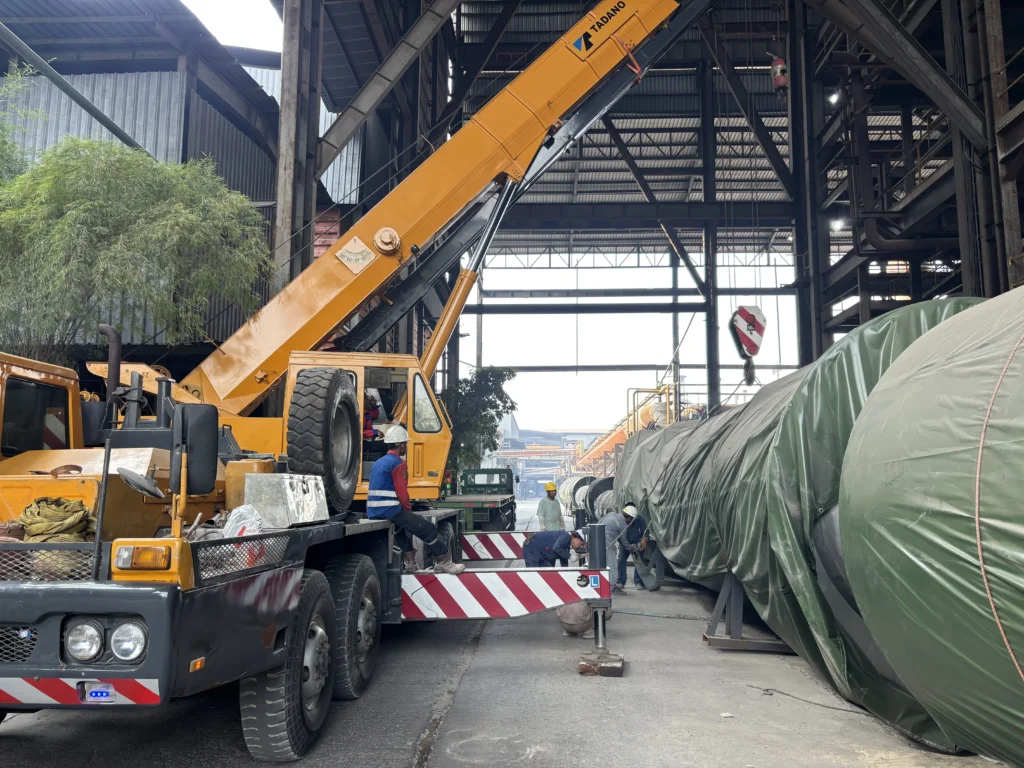 Tim teknisi mengukur lebar akses jalan dan memeriksa kondisi tanah sebagai bagian dari survei lokasi crane sebelum mobilisasi unit ke proyek