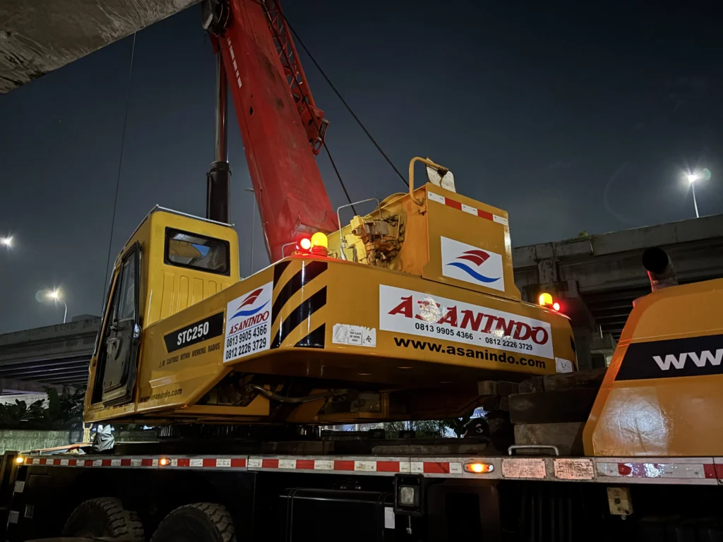 Sistem winch hidrolik pada crane dengan drum wire rope yang diputar motor hidrolik untuk mengangkat dan menurunkan beban dengan presisi tinggi