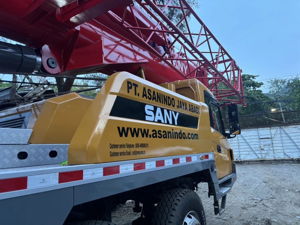 Kabin operator mobile crane modern dengan sistem kontrol hidrolik yang memberikan presisi dan kontrol gerakan crane yang luar biasa untuk lifting aman