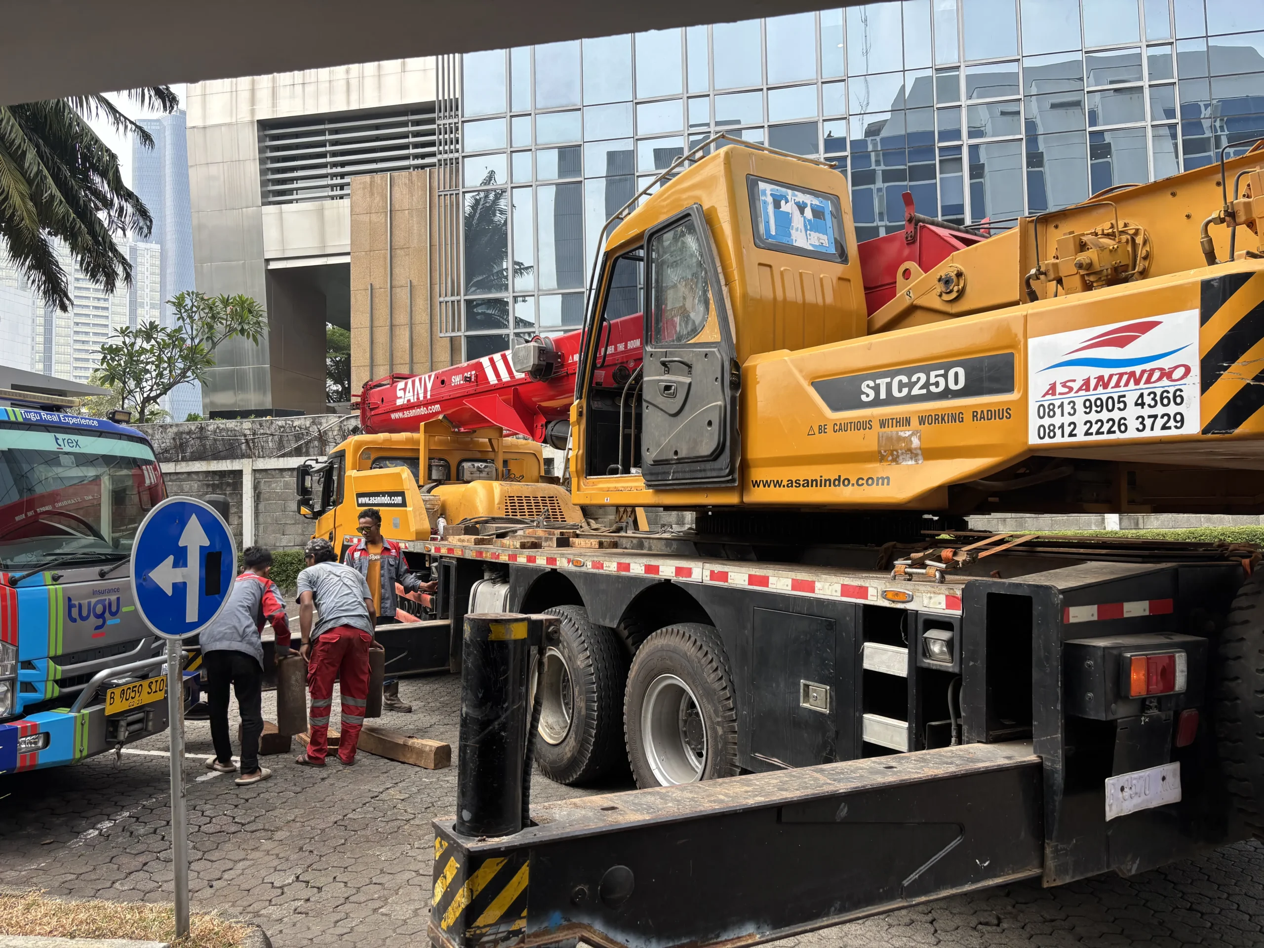 Komponen utama sistem hidrolik mobile crane termasuk pompa hidrolik silinder piston katup kontrol dan reservoir minyak yang bekerja bersama
