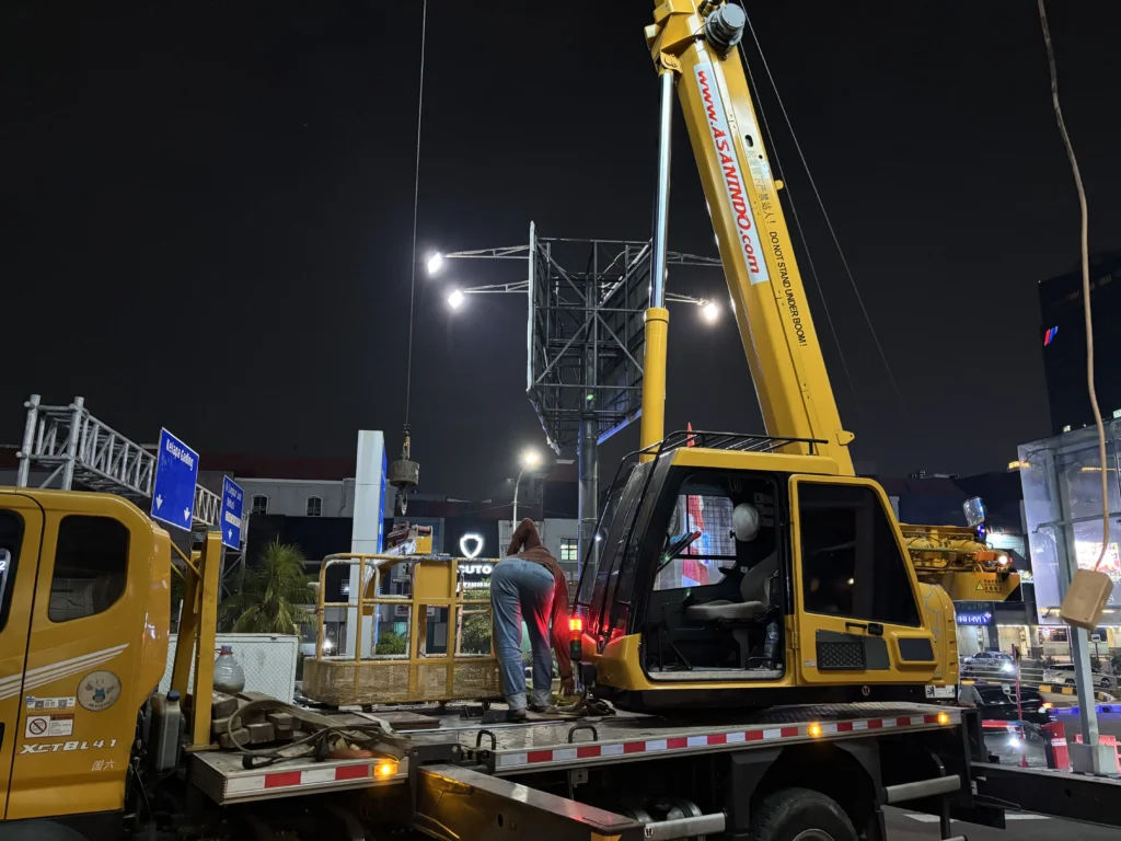 Boom teleskopik mobile crane yang diperpanjang oleh sistem silinder hidrolik menampilkan seksi-seksi yang tersarang keluar dari posisi kompak hingga panjang penuh