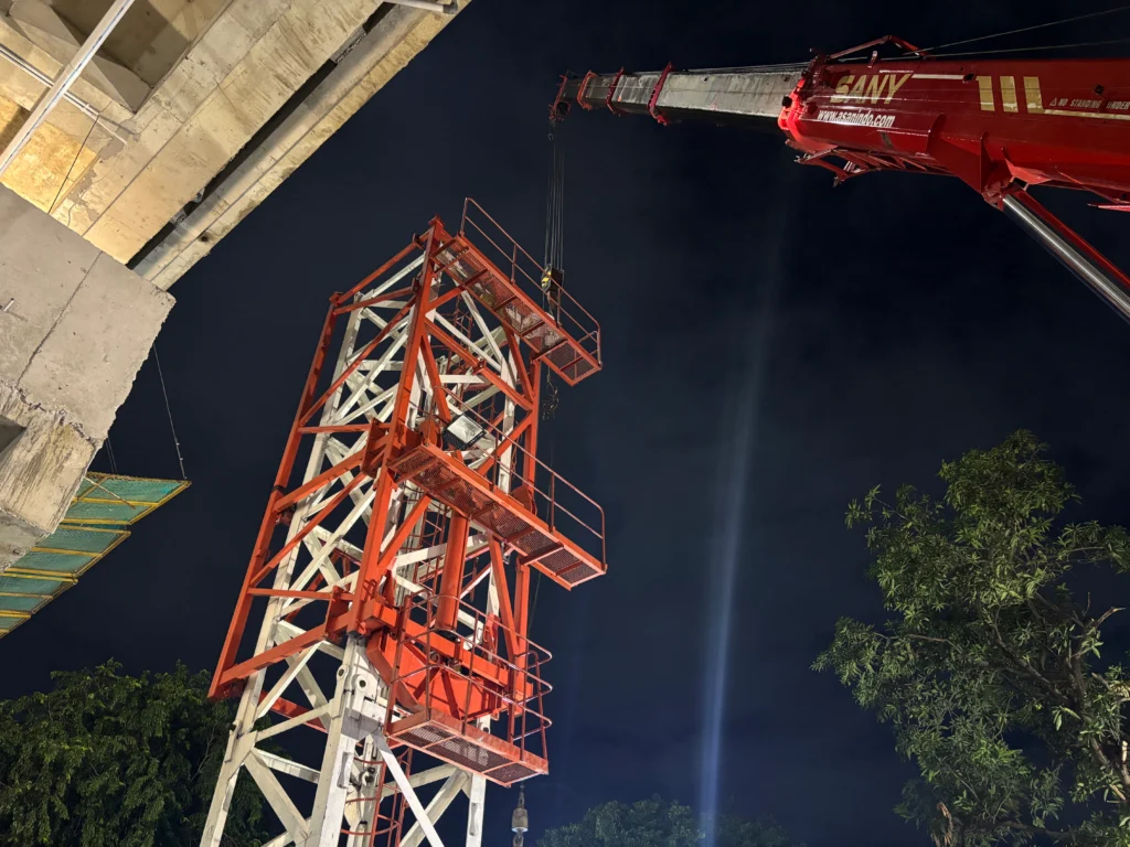 Mobile crane beroperasi di kawasan proyek konstruksi dan bisnis di Jakarta dengan latar gedung bertingkat DKI Jakarta