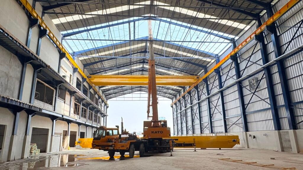 Ilustrasi masalah akses crane yang tidak bisa masuk ke lokasi proyek karena gang sempit kabel listrik rendah atau kondisi tanah yang tidak memadai