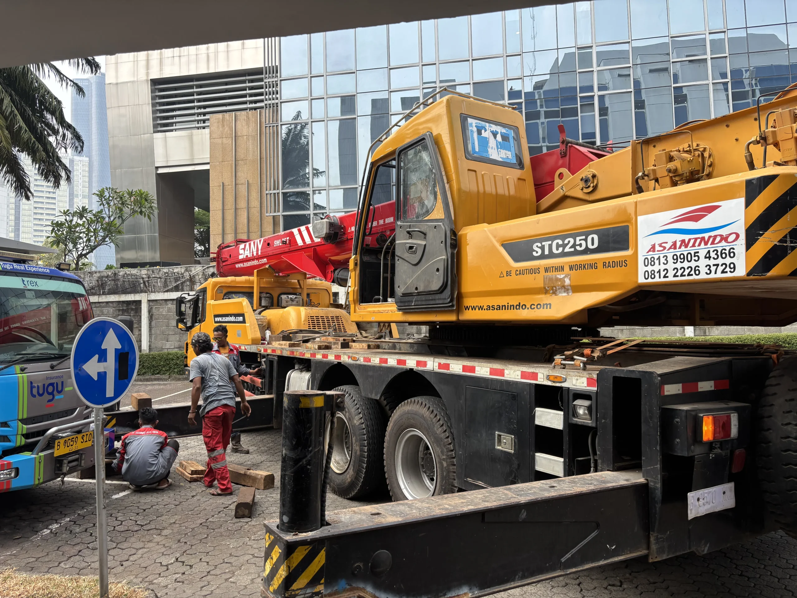 Tim teknisi Rentalcranejabodetabek.com melakukan survei lokasi proyek sebelum mobilisasi crane untuk menilai akses jalur dan kondisi tanah