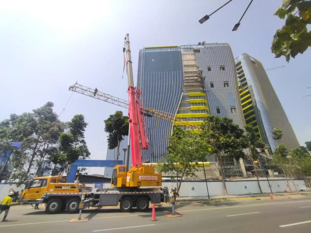 Tim teknis Rentalcranejabodetabek.com memberikan laporan hasil survei lokasi dan rekomendasi teknis kepada klien sebelum mobilisasi crane